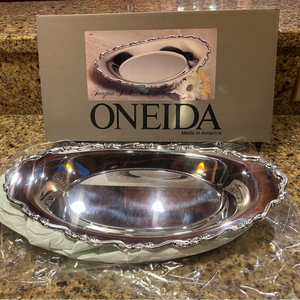 Oneida Silver Georgian Scroll Roll Tray